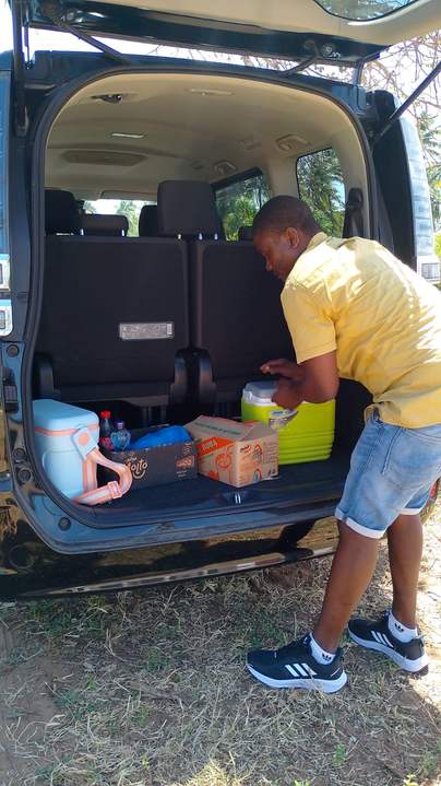 Preparazione del fuoristrada prima di un safari